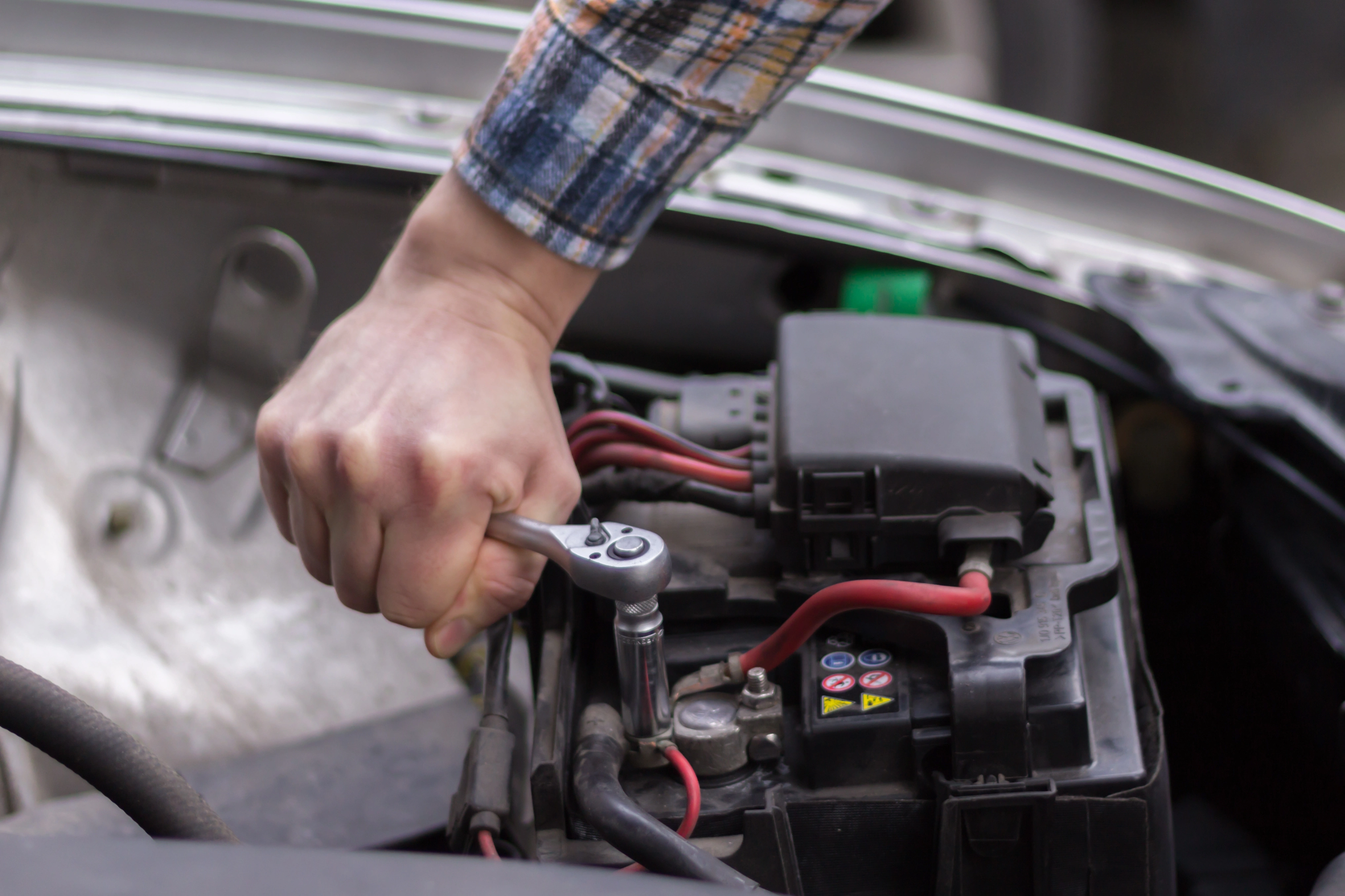 Pełna moc w niższej cenie: Kiedy warto postawić na sprawdzony akumulator używany?